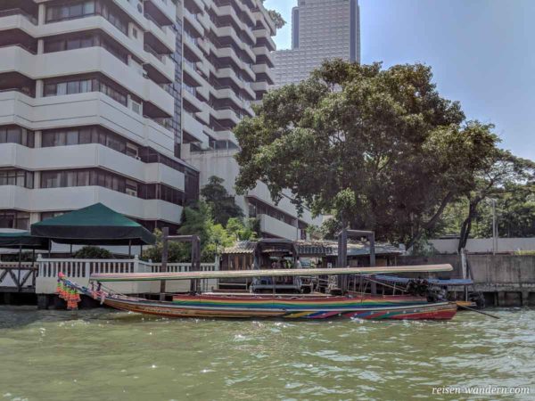 Kleines Boot mit Anlegestation in Bangkok