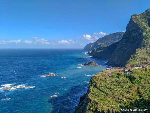 Nordküste von Madeira mit Felswänden