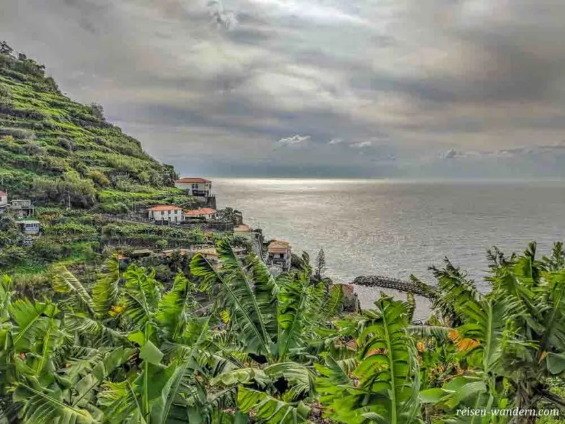 Blick über Calheta auf Madeira
