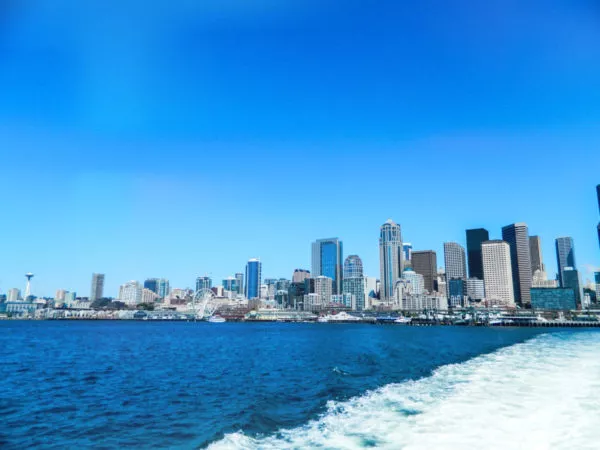 Hinter dem Meer ragen die Wolkenkratzer Seattles in die Höhe