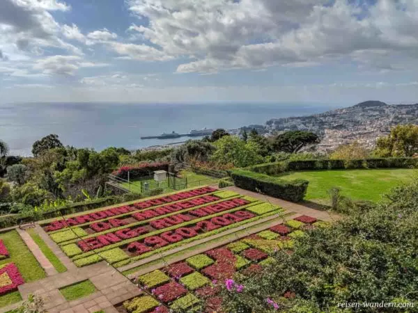 Namensbanner aus Pflanzen im Botanischen Garten von Funchal