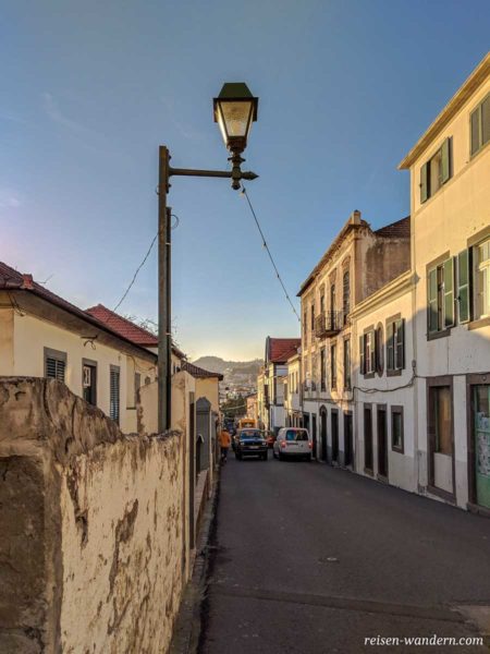 Schmale Straße in der Altstadt von Funchal