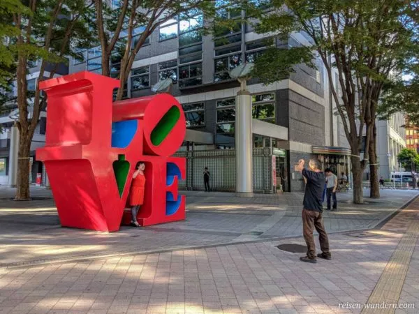 Love Object vor dem Shinjuku I-Land Tower