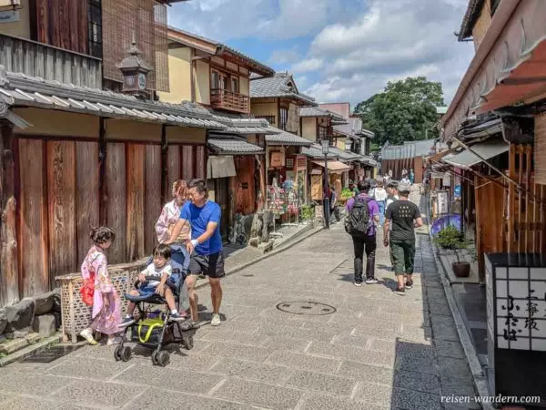 Altstadt von Kyoto mit Fußgängern