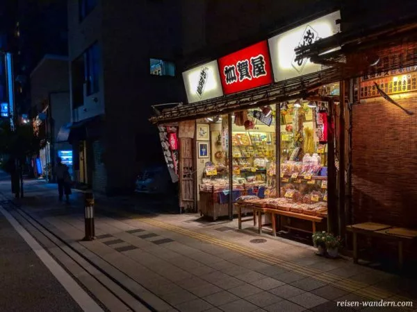 Kleiner privat geführter Süßigkeitenladen in Sumida