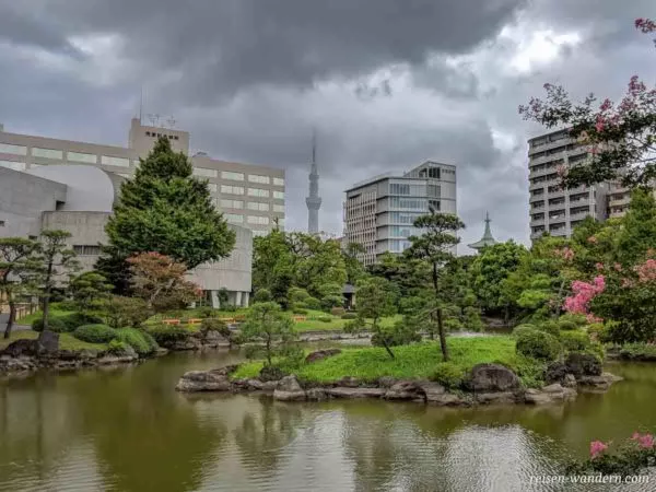 Former Yasuda Garden in Sumida mit Kranich auf Baum