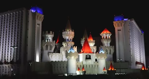 In tiefschwarzer Nacht wird das Märchenschloss des Excalibur mit Scheinwerfern beleuchtet