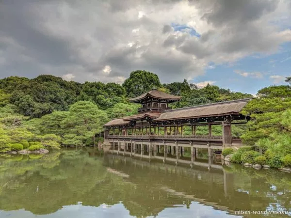 Brücke Taihei-kaku im Heian Schrein