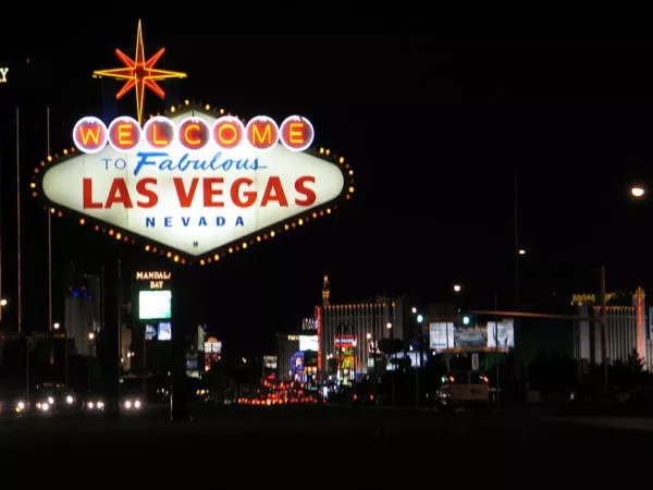 Das Ortseingangsschild von Las Vegas ist mit hellen LEDs beleuchtet