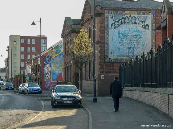 Wandbilder an Häusern in Belfast