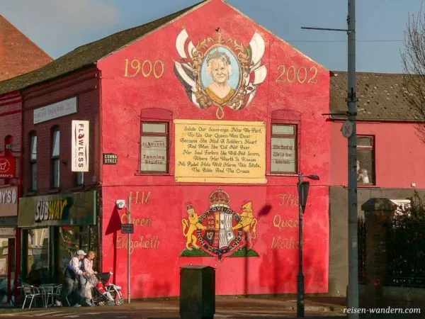 Bild der Queen an einer Häuserwand in Belfast