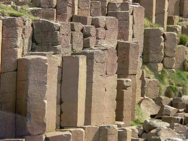Basaltsäulen als Blöcke beim Giant's Causeway