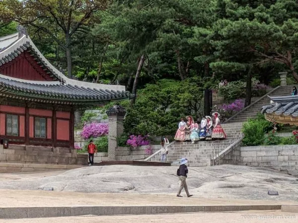 Verkleidete Touristen beim Fotosession im Changgyeong Palast