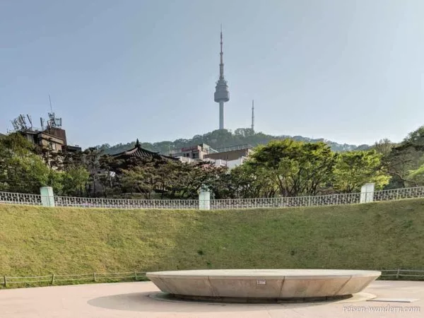 Zeitkapsel und N-Seoul Tower in Seoul
