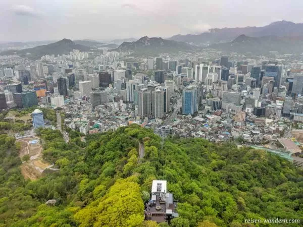 Blick auf die Namsan Cable Car vom N-Seoul Tower