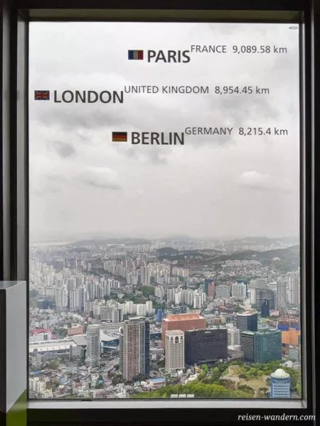 Entfernungsangabe Berlin an einem Fenster im N-Seoul Tower