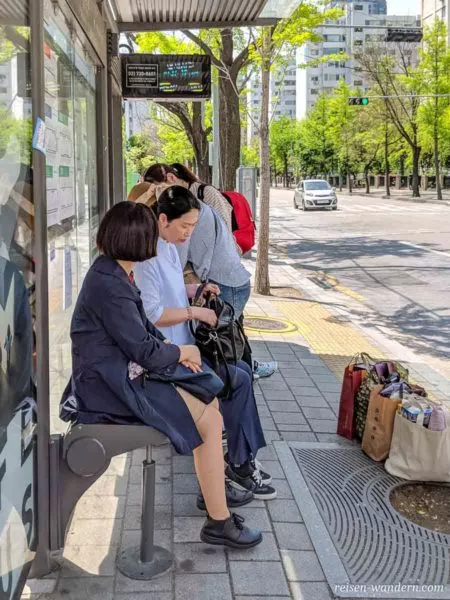 Bushaltestelle mit wartenden Frauen in Seoul