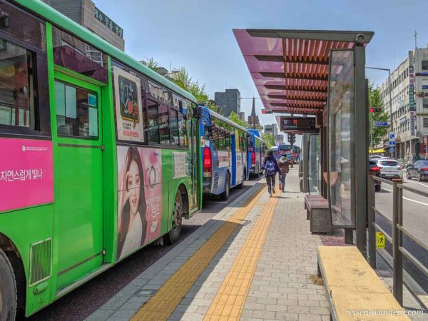 Mehrere Busse an einer Bushaltestelle in Seoul