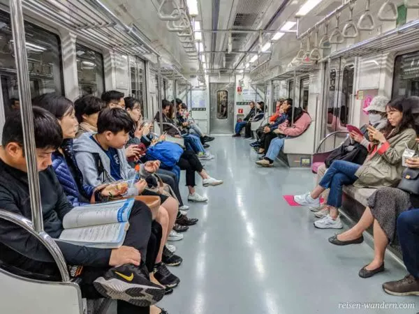 Innenaufnahme der Metro in Seoul