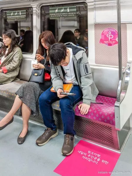 Reservierte Sitzbereich für schwangere Frauen in der U-Bahn in Seoul