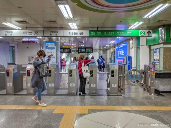 Drehkreuze beim Zugang zur U-Bahn in Seoul