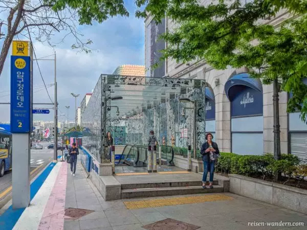 Zugang zu U-Bahn bei der K-Road in Seoul