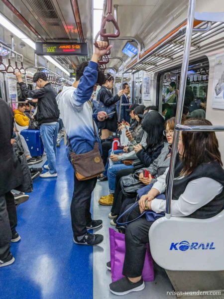 Innenaufnahme in der Metro in Seoul