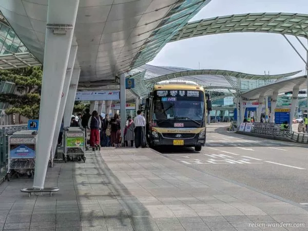 Airport Bus im Außenbereich des Flughafen Incheon
