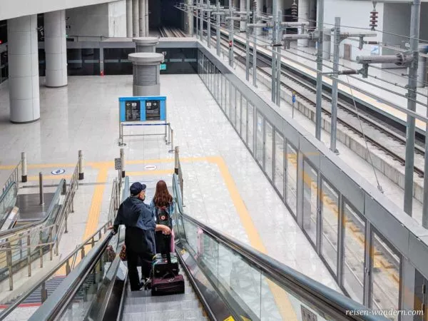 Rolltreppe zum AREX – All Stop Train am Flughafen Incheon