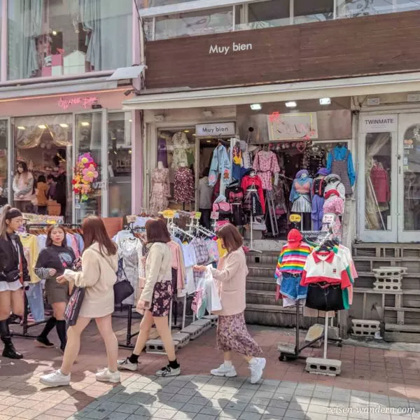 Geschäft für junge Frauen in der Hongdae Shopping Street