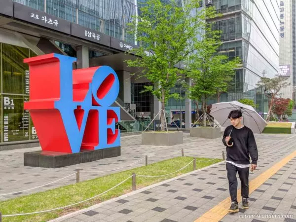 LOVE Symbol vor einem Hochhaus in Seoul