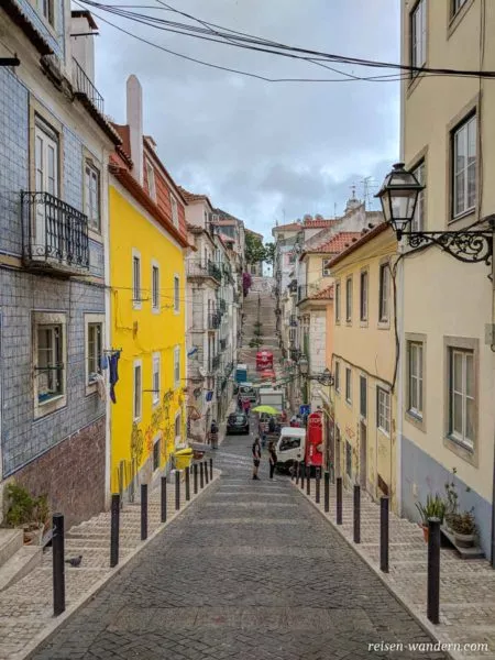 Bergige Gasse im Stadtteil Bica in Lissabon
