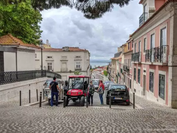 Touristen mit TukTuk in Lissabon