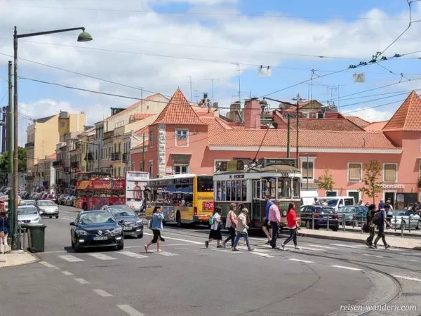 Straße mit alter Straßenbahn und Bussen in Lissabon