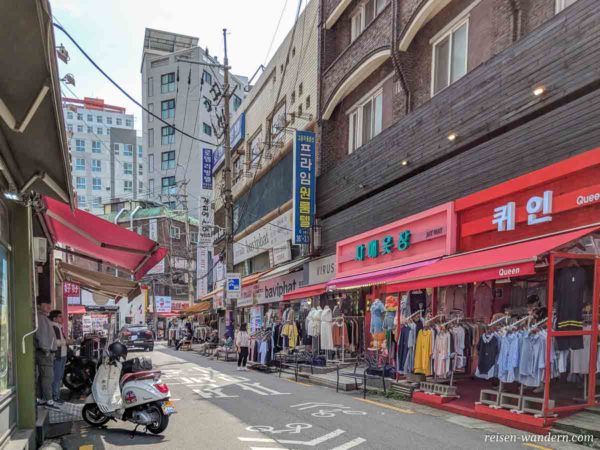 Läden im Shopping Viertel bei der Ewha Womans University in Seoul
