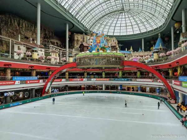 Blick in den Lotte World Freizeitpark mit Eisbahn