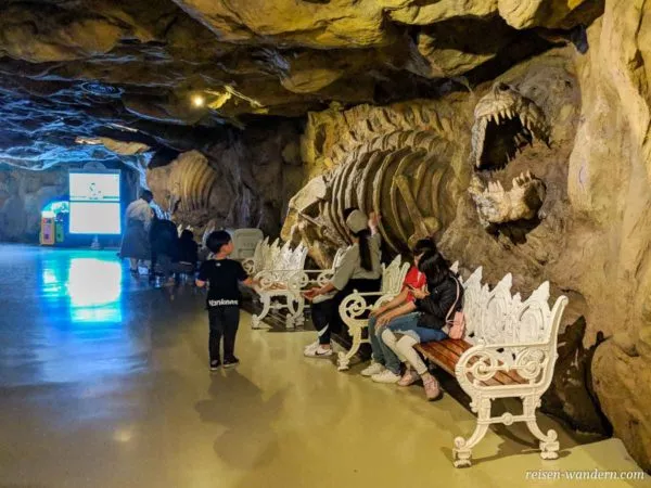 Skelett eines Dinosauriers an einer Wand im Lotte World Adventure