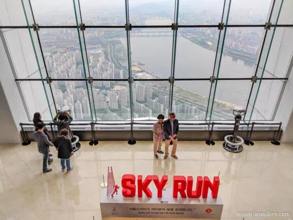 Große Glasfront mit Sky Run Fotospot im Seoul Sky