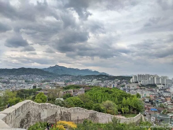 Blick auf Seoul vom Naksan Park mit alter Stadtmauer