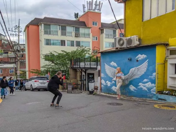 Künstlerviertel - Ihwa Mural Village - mit Wand mit Engelflüge