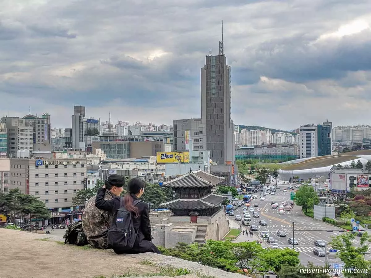 Blick von alter Stadtmauer auf Dongdaemun Stadttor