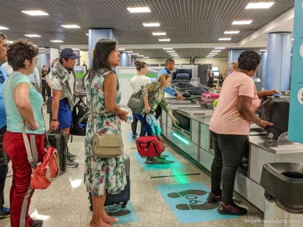 Handgepäck und Personenkontrolle am Flughafen Lissabon
