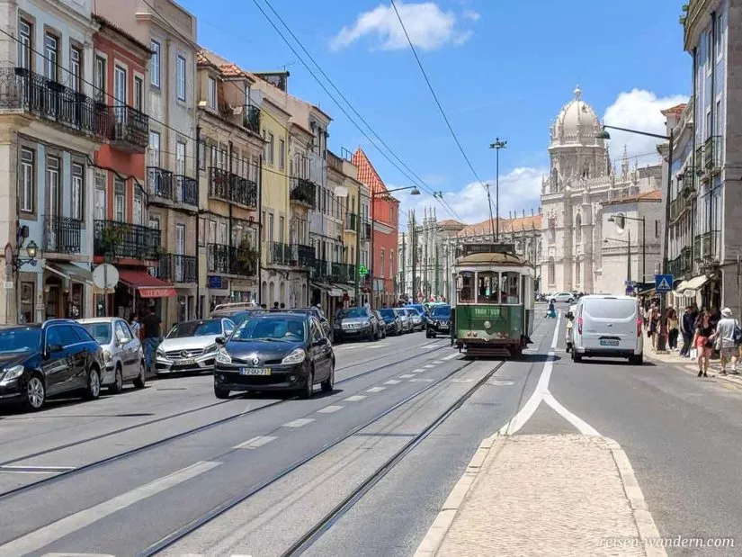 Alte grüne Straßenbahn in Lissabon