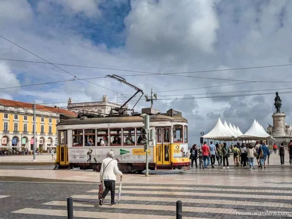 Alte gelbe Straßenbahn beim Praca do Comercio in Lissabon