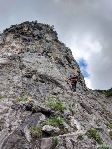 Einstieg des Siega Klettersteig an Felswand
