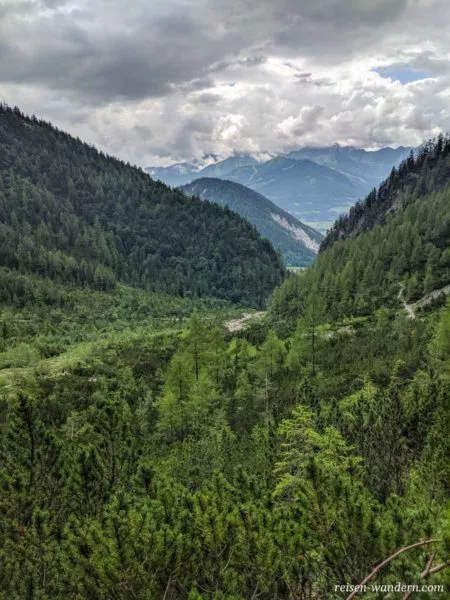Blick vom Siega Klettersteig in das Tal der Silberkarklamm
