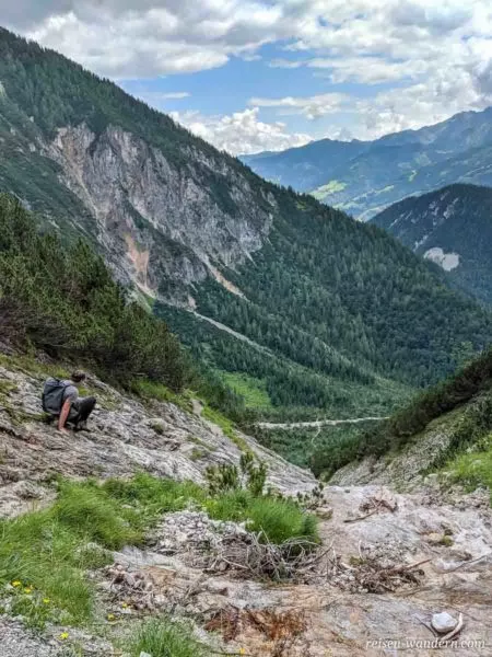 Abstieg vom Siega Klettersteig an einem Bachlauf