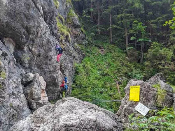 Seilbrücke und Einstiegstafel des Hias Klettersteig