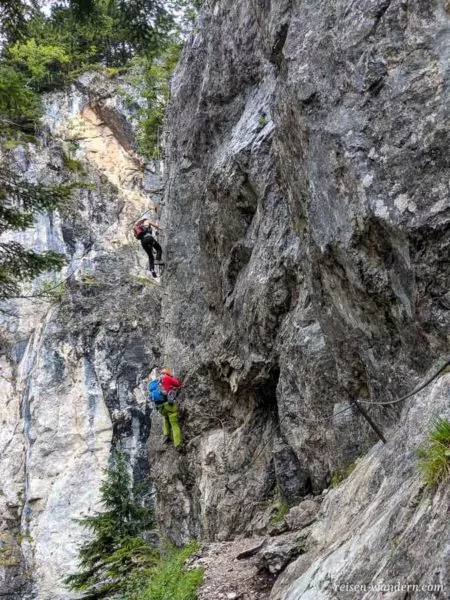 Anstieg an einer Steilwand am Hias Klettersteig