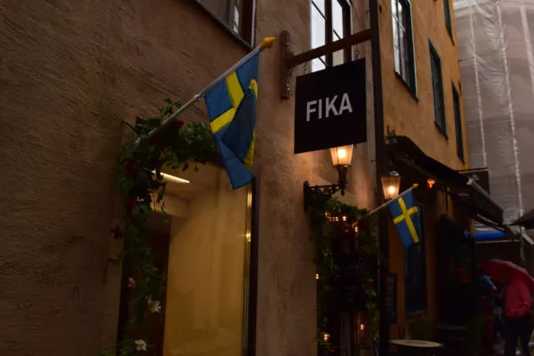 Ein Café trägt den Namen Fika. Daneben hängen 2 Schweden-Fahnen